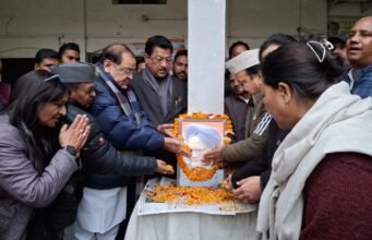 पूर्व प्रधानमंत्री मनमोहन सिंह को उत्तराखंड कांग्रेस के नेताओं ने प्रदेश कार्यालय में दी श्रद्धांजलि, बड़े काम करने वाले और कम बोलने वाले व्यक्ति थे मनमोहन सिंह- पीसीसी अध्यक्ष
