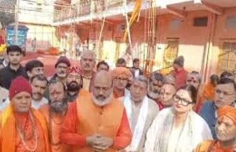 धर्मसंसद की अनुमति नहीं मिलने के बाद आयोजन स्थल से बाहर आते डासना पीठाधीश्वर स्वामी यति नरसिंहानंद और अन्य