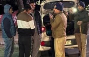 वक-युवतियां देर रात शराब पीकर वाहन दौड़ा रहे, चेकिंग के दौरान पुलिस ने दो युवतियों सहित नौ को गिरफ्तार किया