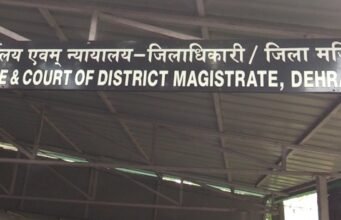 देहरादून जिलाधिकारी कार्यालय में फरियाद लेकर पहुंची जनता, जल्द समाधान का दिया आश्वासन