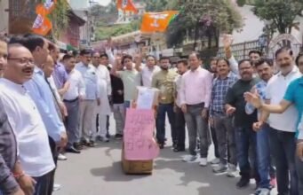 विधानसभा सत्र बाधित करने पर भड़की भाजपा, कांग्रेस का फूंका पुतला