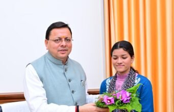 मुख्यमंत्री श्री पुष्कर सिंह धामी से बुधवार को गैरसैंण (भराड़ीसैंण) में मुख्यमंत्री आदर्श ग्राम सारकोट की ग्राम प्रधान प्रियंका नेगी ने भेंट की।