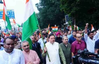 देहरादून में सीएम धामी ने हजारों युवाओं, महिलाओं व बच्चों के साथ तिरंगा यात्रा का नेतृत्व किया