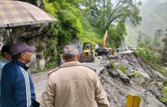 जिलाधिकारी ने डबरानी पहुंचकर मार्ग बहाली के चल रहे कार्यों का किया निरीक्षण