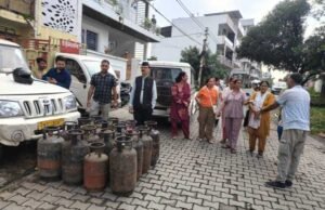 अवैध गैस रिफिलिंग पर जिला प्रशासन सख्त; 34 सिलेंडर जब्त