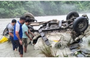 नैनबाग में दो सड़क हादसे: पिकअप यमुना में समाई, मैक्स खाई में गिरी — एक की मौत, चार घायल