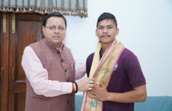 सीएम धामी ने एवरेस्ट विजेता वीरेन्द्र सिंह सामंत को दी बधाई