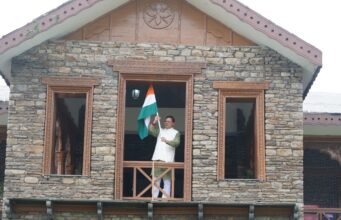 मुख्यमंत्री पुष्कर सिंह धामी ने बुधवार को मुख्यमंत्री आवास में ‘हर घर तिरंगा’ अभियान के अंतर्गत तिरंगा फहराया।