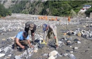 उत्तरकाशी आपदा: जेवर-रेको डिटेक्टर मशीनें मलबे में तलाश रहीं जिंदगी, धराली गांव के ऊपर लगाया वॉर्निंग सिस्टम