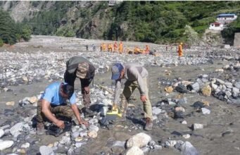 उत्तरकाशी आपदा: जेवर-रेको डिटेक्टर मशीनें मलबे में तलाश रहीं जिंदगी, धराली गांव के ऊपर लगाया वॉर्निंग सिस्टम