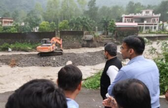 नदी की धारा मोड़ने से 150 मीटर सड़क बह गई