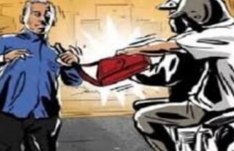 बैंक से पेंशन की रकम निकालकर घर जा रहे पूर्व अधिकारी से लूटपाट;चंद घंटों में आरोपी गिरफ्तार