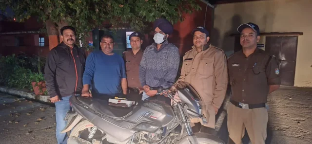 देहरादून :एंटी नार्कोटिक्स टास्क फोर्स की ताबड़तोड़ कार्यवाही, 8 लाख की अफीम के साथ नशा तस्कर को लिया शिकंजे में।