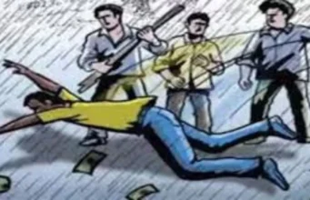 मॉडिफाइड साइलेंसर से पटाखे फोड़ने से मना किया तो पुलिसकर्मियों को पीटा, 2 महिला समेत 4 पर केस दर्ज