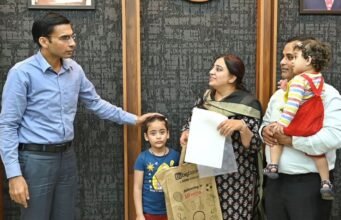 डीएम का एक्शन: लटकी तलवार तो स्कूल प्रबंधन ने जारी किया शिक्षिका का 2 महीने का वेतन एवं अनुभव प्रमाण पत्र