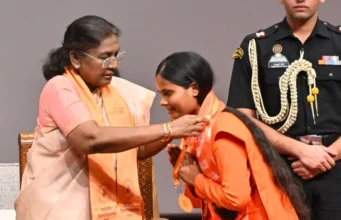 हरिद्वार : राष्ट्रपति मुर्मु ने किया पतंजलि विश्वविद्यालय हरिद्वार के द्वितीय दीक्षांत समारोह में स्वर्ण पदक प्राप्त विद्यार्थियों को सम्मानित