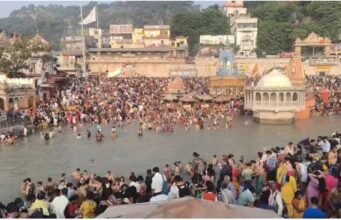 कार्तिक पूर्णिमा पर हरिद्वार में उमड़ा आस्था का सैलाब, हरकी पैड़ी पर लाखों भक्त लगा रहे हैं डुबकी