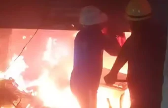 Haridwar: शोरूम में आग लगने से भारी नुकसान, दमकल ने पाया काबू