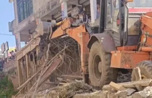 पत्रकार पर हमले के बाद अवैध निर्माण धस्त, हमलावर गिरफ्तार