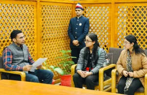 पिता की मृत्यु उपरान्त पढाई पर आया संकट; डीएम तक आया मामला, चित्रा कालरा को प्रतिष्ठित संस्थान में स्नातक बी-कॉम आनर्स में दिलाया आज ही दाखिला