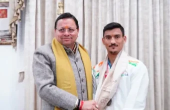 सीएम धामी से मिले वर्ल्ड बॉक्सिंग कप के रजत पदक विजेता पवन बर्त्वाल