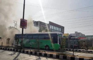 Dehradun : सेंट ज्यूड चौक पर बस में लगी आग, बाल-बाल बची 40 छात्रों की जान