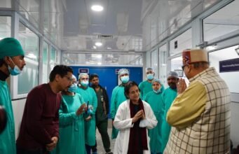 महाराज ने एम्स पहुंचकर गुलदार के हमले में घायल कंचन देवी का हालचाल जाना