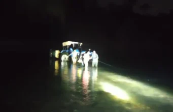 नो एंट्री में घुसना पड़ा भारी,टापू में फंसे 5 लोग:देहरादून में SDRF ने टॉर्च की रोशनी में किया रेस्क्यू, रस्सियों के सहारे यमुना कराई पार