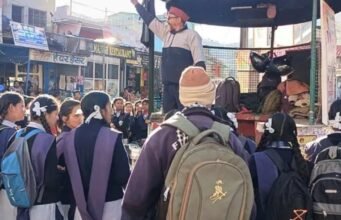 सरकारी स्कूल में पढ़ाई ठप! अल्मोड़ा के GGIC की छात्राओं का चौराहे पर जोरदार प्रदर्शन — जानिए पूरा मामला