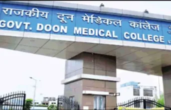 दून अस्पताल की इमरजेंसी में दो घंटे तक नहीं मिला पत्नी को टूटे हाथ का इलाज, पति ने मचाया हंगामा