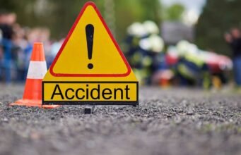 सवारी उतार रही बस को तेज रफ्तार ट्राले ने मारी टक्कर, CCTV कैमरे में कैद हुआ हादसा