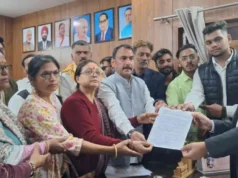 हल्द्वानी में सड़कों का हाल बेहाल! गुस्साए लोगों ने किया जोरदार प्रदर्शन, प्रशासन को सौंपा ज्ञापन