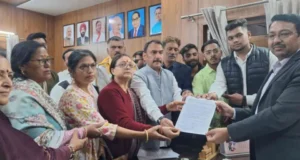 हल्द्वानी में सड़कों का हाल बेहाल! गुस्साए लोगों ने किया जोरदार प्रदर्शन, प्रशासन को सौंपा ज्ञापन