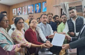 हल्द्वानी में सड़कों का हाल बेहाल! गुस्साए लोगों ने किया जोरदार प्रदर्शन, प्रशासन को सौंपा ज्ञापन