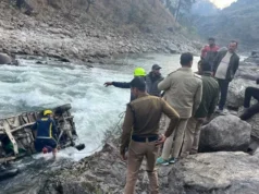 देहरादून: टोंस नदी में पिकअप गिरा, चालक लापता