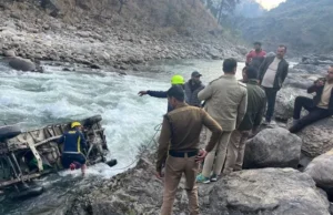 देहरादून: टोंस नदी में पिकअप गिरा, चालक लापता