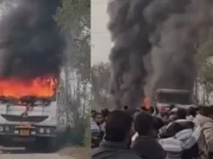 डंपर की टक्कर से बाइक सवार की मौत, गुस्साई भीड़ ने डंपर फूंका