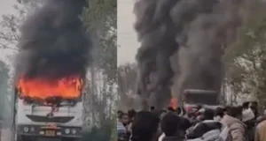 डंपर की टक्कर से बाइक सवार की मौत, गुस्साई भीड़ ने डंपर फूंका