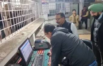 ब्रेकिंग न्यूज़: हल्द्वानी RTO ऑफिस में DM का ताबड़तोड़ छापा, मचा हड़कंप — कई दलाल फरार, भ्रष्टाचारियों पर गिरी गाज!