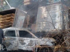 देहरादून: मोहब्बेवाला चौक पर ट्रक कार पर पलटा, दोनों में लगी आग