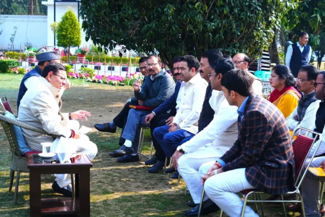 सरकारी कर्मचारियों की सुरक्षा पर सख्त धामी सरकार: मुख्य सचिव को SOP बनाने के निर्देश