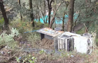 मसूरी में बड़ा हादसा टला: ब्रेक फेल होते ही खाई में गिरी पिकअप, दो लोग बाल-बाल बचे