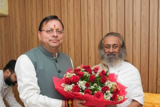 ऋषिकेश में सीएम धामी की श्री श्री रविशंकर से मुलाकात, आध्यात्मिक विकास पर हुई खास चर्चा