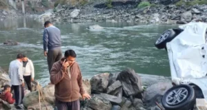 लोहाघाट में बड़ा हादसा: 100 मीटर खाई में गिरी कार, एक युवक गंभीर