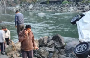 लोहाघाट में बड़ा हादसा: 100 मीटर खाई में गिरी कार, एक युवक गंभीर