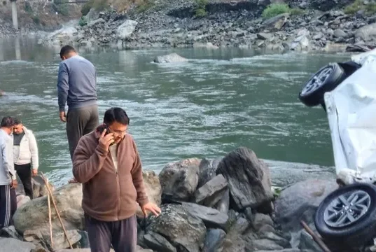 लोहाघाट में बड़ा हादसा: 100 मीटर खाई में गिरी कार, एक युवक गंभीर