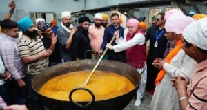 आस्था का संगम: श्रीमहंत देवेन्द्र दास जी महाराज ने संगत के साथ दी लंगर सेवा