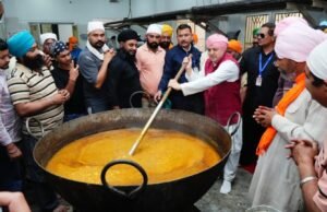 आस्था का संगम: श्रीमहंत देवेन्द्र दास जी महाराज ने संगत के साथ दी लंगर सेवा