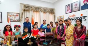 सीएम पुष्कर सिंह धामी ने सपरिवार मनाया फूलदेई पर्व, बच्चों के साथ गाए लोकगीत