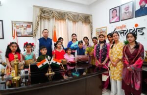 सीएम पुष्कर सिंह धामी ने सपरिवार मनाया फूलदेई पर्व, बच्चों के साथ गाए लोकगीत